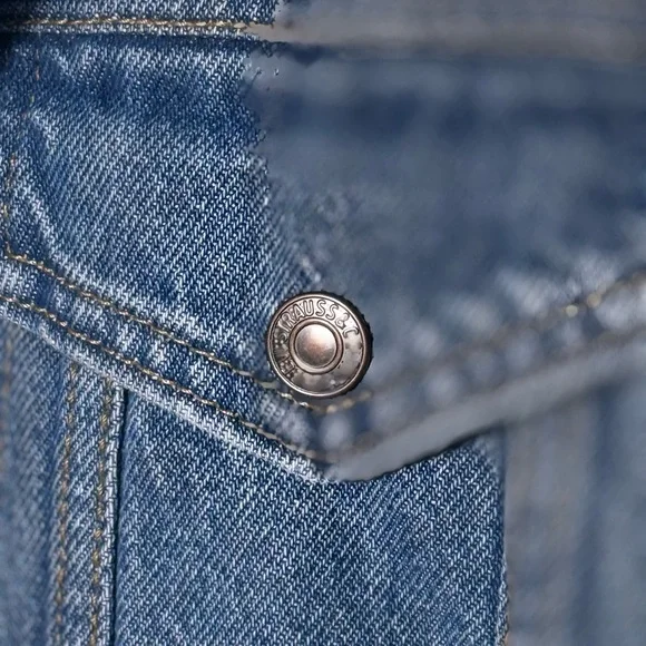 Levi's Light Blue Denim Jacket with Cream Collar - Picture 13 of 15